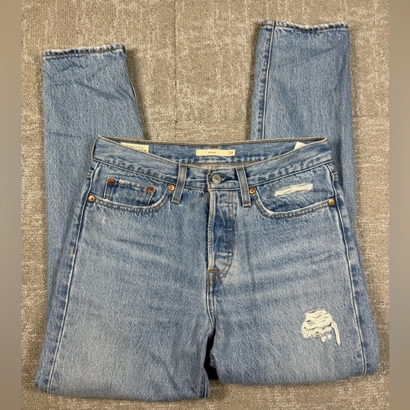 Levis Wedgie Waterless Boho Distressed Ligh Wash Womens Jean Size 27 - Picture 1 of 7